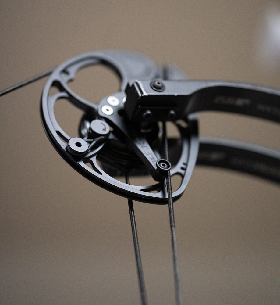 A compound bow on a tuning setup