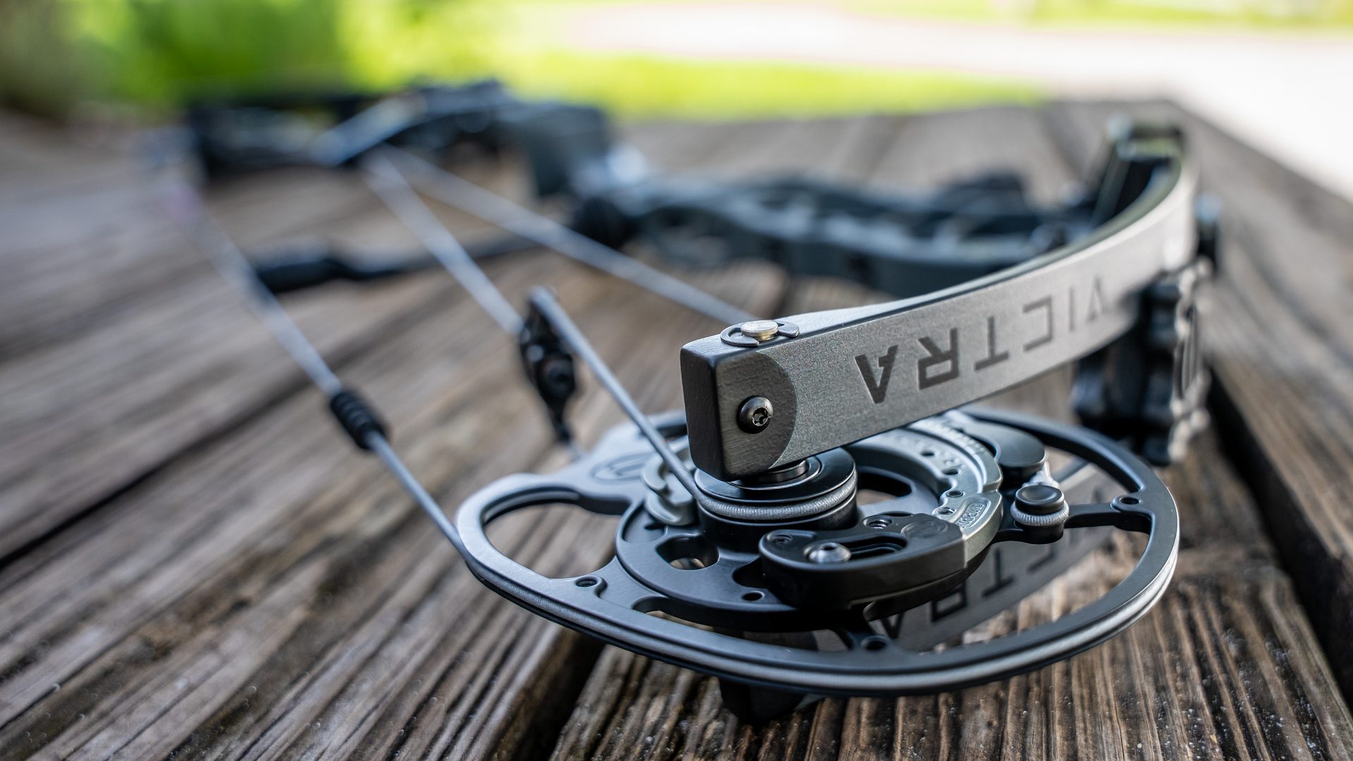 A compound bow cam and setup components